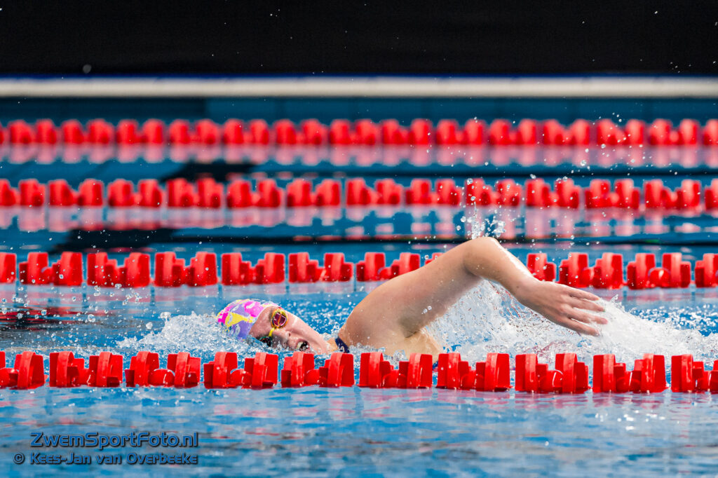 Marte Hieke van der Kamp in actie op het NK langebaanzwemmen